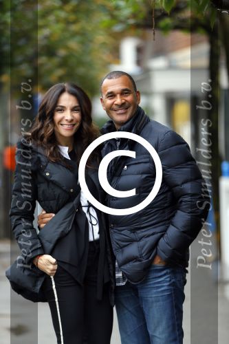 Blaricum 24 oktober 2014
Ruud Gullit met zijn vriendin Maggie Jimenez in Blaricum