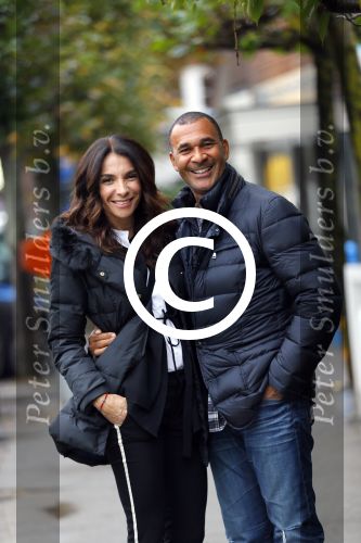 Blaricum 24 oktober 2014
Ruud Gullit met zijn vriendin Maggie Jimenez in Blaricum