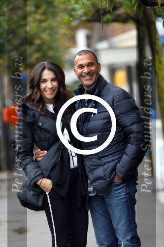 Blaricum 24 oktober 2014
Ruud Gullit met zijn vriendin Maggie Jimenez in Blaricum