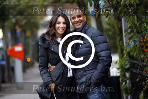 Blaricum 24 oktober 2014
Ruud Gullit met zijn vriendin Maggie Jimenez in Blaricum