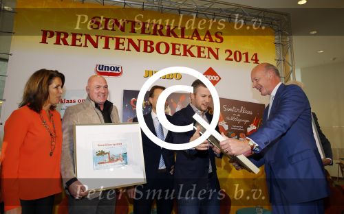 Amsterdam 4 november 2014
Presentatie sinterklaasboeken in de bibliotheek van Amsterdam. Aanwezig zijn Albert Verlinde Winston Gerschtanowitz Andre Kuipers en Paul v Vliet.