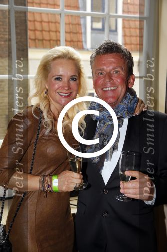 Amsterdam 28 oktober 2014
Presentatie boek Casa Rosso met Jan Otten en Rob v Hulst. Karin Bloemen reikt het eerste boek uit. Sonja Bakker met haar man Jan Reus