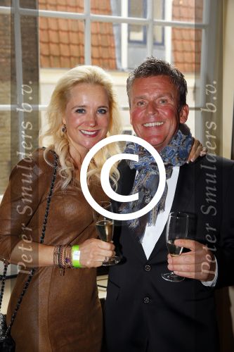 Amsterdam 28 oktober 2014
Presentatie boek Casa Rosso met Jan Otten en Rob v Hulst. Karin Bloemen reikt het eerste boek uit. Sonja Bakker met haar man Jan Reus