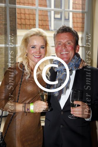 Amsterdam 28 oktober 2014
Presentatie boek Casa Rosso met Jan Otten en Rob v Hulst. Karin Bloemen reikt het eerste boek uit. Sonja Bakker met haar man Jan Reus