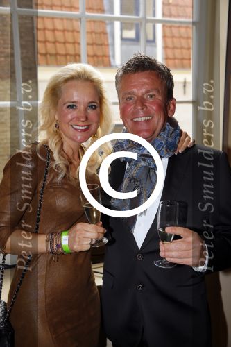 Amsterdam 28 oktober 2014
Presentatie boek Casa Rosso met Jan Otten en Rob v Hulst. Karin Bloemen reikt het eerste boek uit. Sonja Bakker met haar man Jan Reus