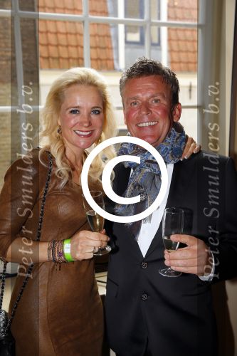 Amsterdam 28 oktober 2014
Presentatie boek Casa Rosso met Jan Otten en Rob v Hulst. Karin Bloemen reikt het eerste boek uit. Sonja Bakker met haar man Jan Reus