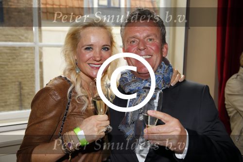 Amsterdam 28 oktober 2014
Presentatie boek Casa Rosso met Jan Otten en Rob v Hulst. Karin Bloemen reikt het eerste boek uit. Sonja Bakker met haar man Jan Reus