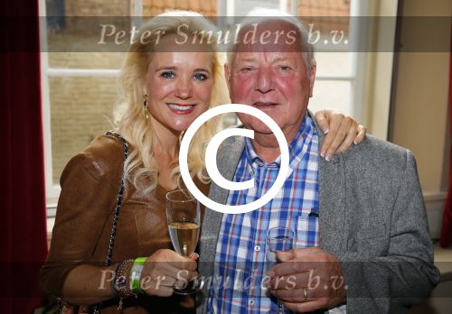 Amsterdam 28 oktober 2014
Presentatie boek Casa Rosso met Jan Otten en Rob v Hulst. Karin Bloemen reikt het eerste boek uit. Sonja Bakker met haar vader