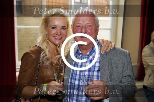 Amsterdam 28 oktober 2014
Presentatie boek Casa Rosso met Jan Otten en Rob v Hulst. Karin Bloemen reikt het eerste boek uit. Sonja Bakker met haar vader