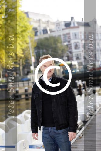 Amsterdam 27 oktober 2014
Presentatie nieuwe castleden Naast Freek Bartels en Bill van Dijk zijn ook Tony Neef (Sonneveld), Mariska van Kolck (Conny Stuart) en Cindy Bell (de lifter) te zien in Sonneveld. Albert Verlinde is de producent.