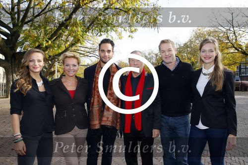 Amsterdam 27 oktober 2014
Presentatie nieuwe castleden Naast Freek Bartels en Bill van Dijk zijn ook Tony Neef (Sonneveld), Mariska van Kolck (Conny Stuart) en Cindy Bell (de lifter) te zien in Sonneveld. Albert Verlinde is de producent.