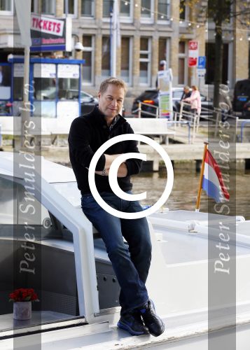 Amsterdam 27 oktober 2014
Presentatie nieuwe castleden Naast Freek Bartels en Bill van Dijk zijn ook Tony Neef (Sonneveld), Mariska van Kolck (Conny Stuart) en Cindy Bell (de lifter) te zien in Sonneveld. Albert Verlinde is de producent.