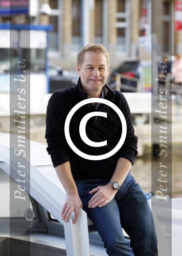 Amsterdam 27 oktober 2014
Presentatie nieuwe castleden Naast Freek Bartels en Bill van Dijk zijn ook Tony Neef (Sonneveld), Mariska van Kolck (Conny Stuart) en Cindy Bell (de lifter) te zien in Sonneveld. Albert Verlinde is de producent.