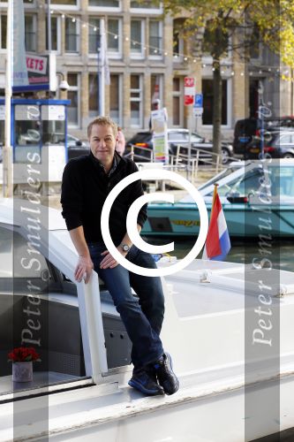 Amsterdam 27 oktober 2014
Presentatie nieuwe castleden Naast Freek Bartels en Bill van Dijk zijn ook Tony Neef (Sonneveld), Mariska van Kolck (Conny Stuart) en Cindy Bell (de lifter) te zien in Sonneveld. Albert Verlinde is de producent.