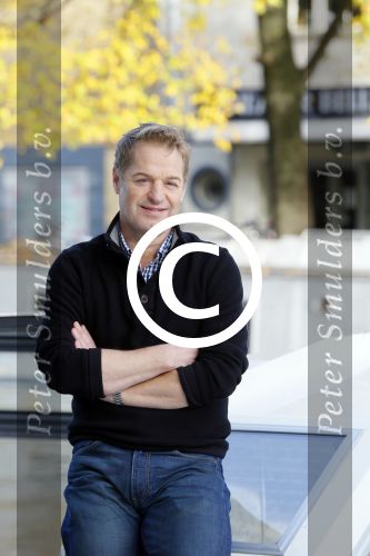 Amsterdam 27 oktober 2014
Presentatie nieuwe castleden Naast Freek Bartels en Bill van Dijk zijn ook Tony Neef (Sonneveld), Mariska van Kolck (Conny Stuart) en Cindy Bell (de lifter) te zien in Sonneveld. Albert Verlinde is de producent.
