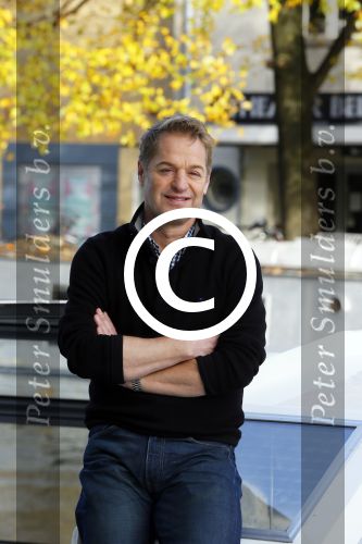 Amsterdam 27 oktober 2014
Presentatie nieuwe castleden Naast Freek Bartels en Bill van Dijk zijn ook Tony Neef (Sonneveld), Mariska van Kolck (Conny Stuart) en Cindy Bell (de lifter) te zien in Sonneveld. Albert Verlinde is de producent.