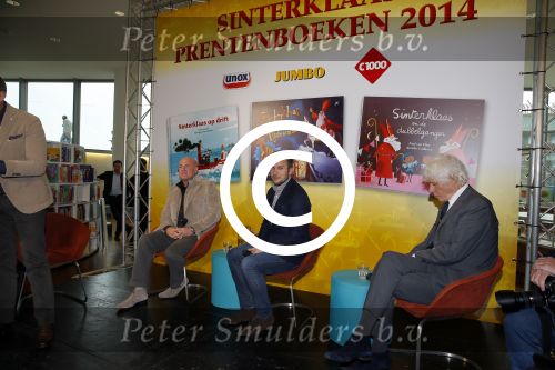 Amsterdam 4 november 2014
Presentatie sinterklaasboeken in de bibliotheek van Amsterdam. Aanwezig zijn Albert Verlinde Winston Gerschtanowitz Andre Kuipers en Paul v Vliet.