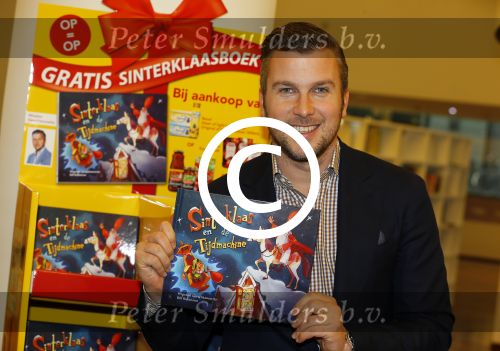 Amsterdam 4 november 2014
Presentatie sinterklaasboeken in de bibliotheek van Amsterdam. Aanwezig zijn Albert Verlinde Winston Gerschtanowitz Andre Kuipers en Paul v Vliet.