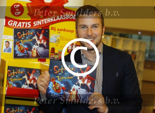 Amsterdam 4 november 2014
Presentatie sinterklaasboeken in de bibliotheek van Amsterdam. Aanwezig zijn Albert Verlinde Winston Gerschtanowitz Andre Kuipers en Paul v Vliet.