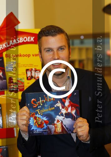 Amsterdam 4 november 2014
Presentatie sinterklaasboeken in de bibliotheek van Amsterdam. Aanwezig zijn Albert Verlinde Winston Gerschtanowitz Andre Kuipers en Paul v Vliet.