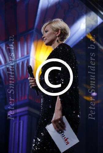 Hilversum 26 oktober 2015
Finale van Hollands next top model HNTM 2015 gepresenteerd door Anouk Smulders en Fred v Leer. De jury bestaat uit Dirk Kikstra May-Britt Mobach en Freek Koster (Touche Models).
De 4 4 finalisten zijn Loiza Lamers, Rachel Swaab Celine Koningstein en Lisa Kapper.
Loiza wordt uiteindelijk HNTM