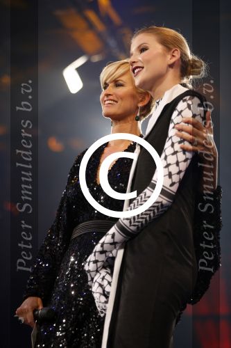 Hilversum 26 oktober 2015
Finale van Hollands next top model HNTM 2015 gepresenteerd door Anouk Smulders en Fred v Leer. De jury bestaat uit Dirk Kikstra May-Britt Mobach en Freek Koster (Touche Models).
De 4 4 finalisten zijn Loiza Lamers, Rachel Swaab Celine Koningstein en Lisa Kapper.
Loiza wordt uiteindelijk HNTM