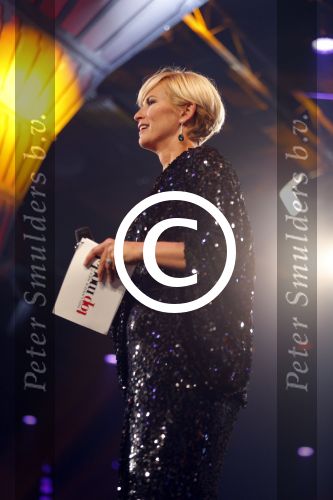 Hilversum 26 oktober 2015
Finale van Hollands next top model HNTM 2015 gepresenteerd door Anouk Smulders en Fred v Leer. De jury bestaat uit Dirk Kikstra May-Britt Mobach en Freek Koster (Touche Models).
De 4 4 finalisten zijn Loiza Lamers, Rachel Swaab Celine Koningstein en Lisa Kapper.
Loiza wordt uiteindelijk HNTM