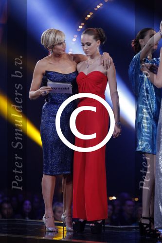 Hilversum 26 oktober 2015
Finale van Hollands next top model HNTM 2015 gepresenteerd door Anouk Smulders en Fred v Leer. De jury bestaat uit Dirk Kikstra May-Britt Mobach en Freek Koster (Touche Models).
De 4 4 finalisten zijn Loiza Lamers, Rachel Swaab Celine Koningstein en Lisa Kapper.
Loiza wordt uiteindelijk HNTM