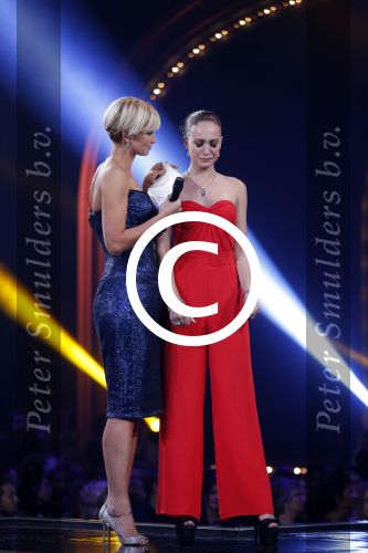 Hilversum 26 oktober 2015
Finale van Hollands next top model HNTM 2015 gepresenteerd door Anouk Smulders en Fred v Leer. De jury bestaat uit Dirk Kikstra May-Britt Mobach en Freek Koster (Touche Models).
De 4 4 finalisten zijn Loiza Lamers, Rachel Swaab Celine Koningstein en Lisa Kapper.
Loiza wordt uiteindelijk HNTM