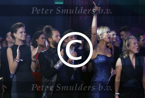 Hilversum 26 oktober 2015
Finale van Hollands next top model HNTM 2015 gepresenteerd door Anouk Smulders en Fred v Leer. De jury bestaat uit Dirk Kikstra May-Britt Mobach en Freek Koster (Touche Models).
De 4 4 finalisten zijn Loiza Lamers, Rachel Swaab Celine Koningstein en Lisa Kapper.
Loiza wordt uiteindelijk HNTM