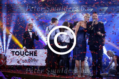 Hilversum 26 oktober 2015
Finale van Hollands next top model HNTM 2015 gepresenteerd door Anouk Smulders en Fred v Leer. De jury bestaat uit Dirk Kikstra May-Britt Mobach en Freek Koster (Touche Models).
De 4 4 finalisten zijn Loiza Lamers, Rachel Swaab Celine Koningstein en Lisa Kapper.
Loiza wordt uiteindelijk HNTM