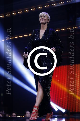 Hilversum 26 oktober 2015
Finale van Hollands next top model HNTM 2015 gepresenteerd door Anouk Smulders en Fred v Leer. De jury bestaat uit Dirk Kikstra May-Britt Mobach en Freek Koster (Touche Models).
De 4 4 finalisten zijn Loiza Lamers, Rachel Swaab Celine Koningstein en Lisa Kapper.
Loiza wordt uiteindelijk HNTM