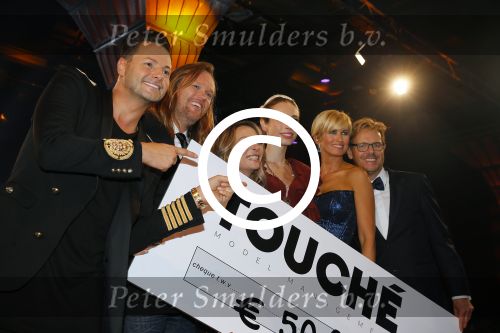 Hilversum 26 oktober 2015
Finale van Hollands next top model HNTM 2015 gepresenteerd door Anouk Smulders en Fred v Leer. De jury bestaat uit Dirk Kikstra May-Britt Mobach en Freek Koster (Touche Models).
De 4 4 finalisten zijn Loiza Lamers, Rachel Swaab Celine Koningstein en Lisa Kapper.
Loiza wordt uiteindelijk HNTM