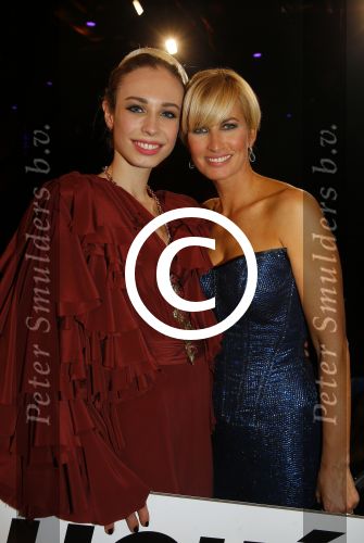 Hilversum 26 oktober 2015
Finale van Hollands next top model HNTM 2015 gepresenteerd door Anouk Smulders en Fred v Leer. De jury bestaat uit Dirk Kikstra May-Britt Mobach en Freek Koster (Touche Models).
De 4 4 finalisten zijn Loiza Lamers, Rachel Swaab Celine Koningstein en Lisa Kapper.
Loiza wordt uiteindelijk HNTM