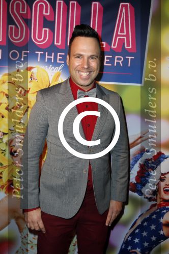 Amsterdam 11 november 2015
Premiere queen of the dessert met oa Jason Donovan Simon Greete Adam Bailey en Philip Childs in carre. Barry Paf
