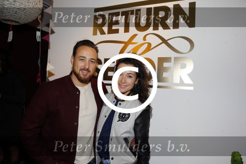 Amsterdam 16 oktober 2015
Katja Schuurman opent return to sender winkel op westergasfabriek terrein in Amsterdam. Haar vriend Freek v Noordwijk doet de catering. Birgit Schuurman met Arne Toonen