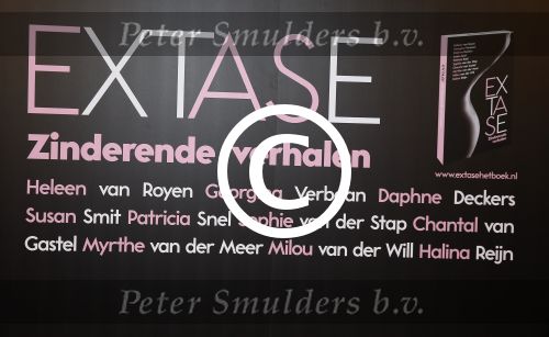Amsterdam 2 november 2015
Presentatie boek Extase geschreven door Heleen v Royen Georgina Verbaan Daphne Deckers Susan Smit Patricia Snel Sophie v d Stap Chantal v Gastel Myrthe v d Meer Milou v d Will en Halina Reijn. De presenatie was bij Duchess.
