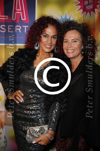 Amsterdam 11 november 2015
Premiere queen of the dessert met oa Jason Donovan Simon Greete Adam Bailey en Philip Childs in carre. Chimene v Oosterhout met een vriendin ( Buddha to buddha armaband)