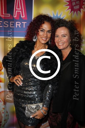 Amsterdam 11 november 2015
Premiere queen of the dessert met oa Jason Donovan Simon Greete Adam Bailey en Philip Childs in carre. Chimene v Oosterhout met een vriendin ( Buddha to buddha armaband)