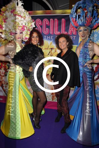 Amsterdam 11 november 2015
Premiere queen of the dessert met oa Jason Donovan Simon Greete Adam Bailey en Philip Childs in carre. Chimene v Oosterhout met een vriendin ( Buddha to buddha armaband)