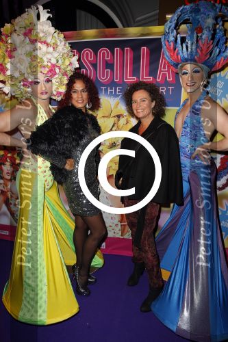 Amsterdam 11 november 2015
Premiere queen of the dessert met oa Jason Donovan Simon Greete Adam Bailey en Philip Childs in carre. Chimene v Oosterhout met een vriendin ( Buddha to buddha armaband)