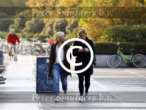 Amsterdam 27 oktober 2015
Boekpresenatie Claudia de Breij. Claudia met haar vriendin Jessica v Geel
