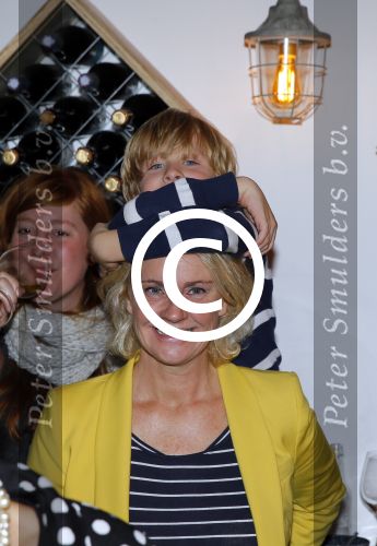 Amsterdam 27 oktober 2015
Boekpresentatie Claudia de Breij . Ook vriendin Jessica is aanwezig. Ex van Claudia Conny Kraaijeveld met hun zoon Bing