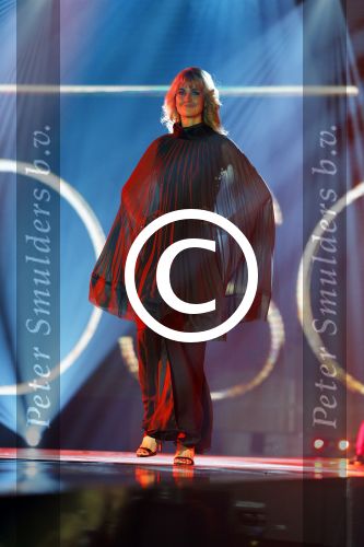 Hilversum 26 oktober 2015
Finale van Hollands next top model HNTM 2015 gepresenteerd door Anouk Smulders en Fred v Leer. De jury bestaat uit Dirk Kikstra May-Britt Mobach en Freek Koster (Touche Models).
De 4 4 finalisten zijn Loiza Lamers, Rachel Swaab Celine Koningstein en Lisa Kapper.
Loiza wordt uiteindelijk HNTM. Daphne Deckers