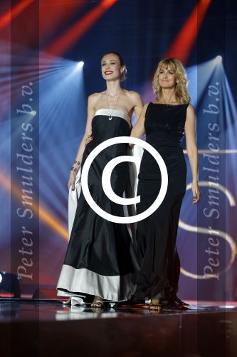 Hilversum 26 oktober 2015
Finale van Hollands next top model HNTM 2015 gepresenteerd door Anouk Smulders en Fred v Leer. De jury bestaat uit Dirk Kikstra May-Britt Mobach en Freek Koster (Touche Models).
De 4 4 finalisten zijn Loiza Lamers, Rachel Swaab Celine Koningstein en Lisa Kapper.
Loiza wordt uiteindelijk HNTM. Daphne Deckers