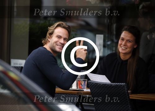Amsterdam 9 november 2015
Dirk Taat met zijn vriendin op terras.
