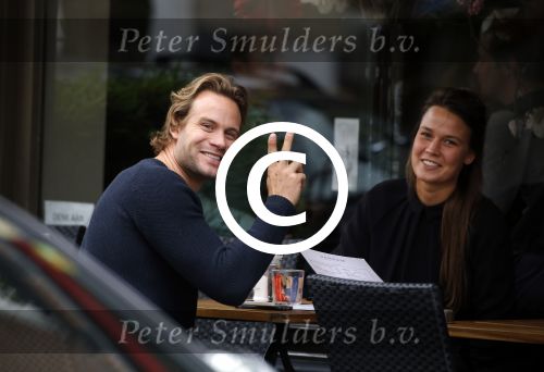 Amsterdam 9 november 2015
Dirk Taat met zijn vriendin op terras.