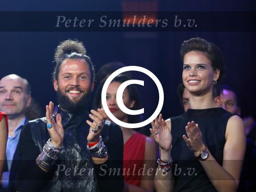 Hilversum 26 oktober 2015
Finale van Hollands next top model HNTM 2015 gepresenteerd door Anouk Smulders en Fred v Leer. De jury bestaat uit Dirk Kikstra May-Britt Mobach en Freek Koster (Touche Models).
De 4 4 finalisten zijn Loiza Lamers, Rachel Swaab Celine Koningstein en Lisa Kapper.
Loiza wordt uiteindelijk HNTM. Nicky Opheij met dj La Fuente