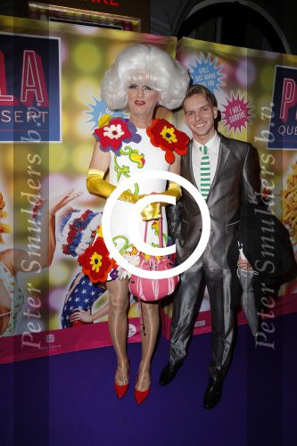Amsterdam 11 november 2015
Premiere queen of the dessert met oa Jason Donovan Simon Greete Adam Bailey en Philip Childs in carre. Dolly met vriend
