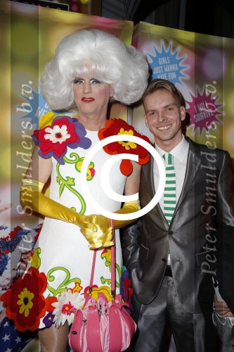 Amsterdam 11 november 2015
Premiere queen of the dessert met oa Jason Donovan Simon Greete Adam Bailey en Philip Childs in carre. Dolly met vriend